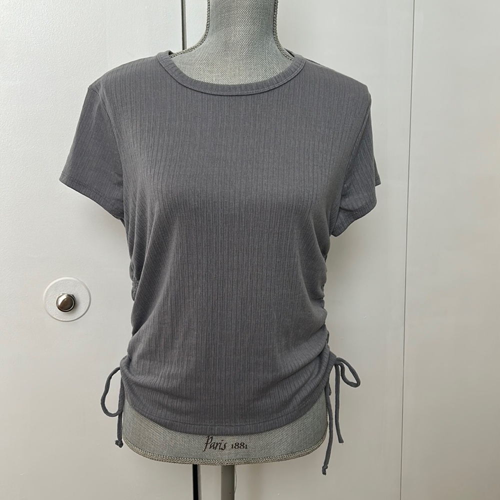 Gray short sleeve shirt w ruched drawstring sides size small